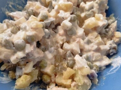 Врач предлагает заменить традиционное оливье полезным салатом из киноа