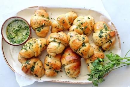 Невероятные закусочные рогалики с чесноком: секреты еврейской кухни