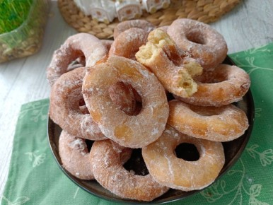 Как приготовить пышные пончики на кефире за считанные минуты