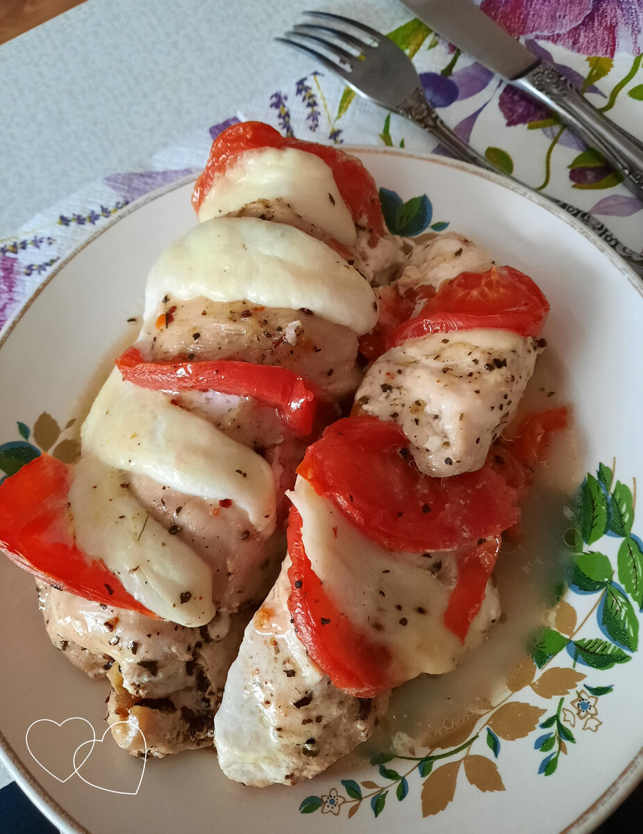 Необычный рецепт запеченной куриной грудки с моцареллой и помидорами