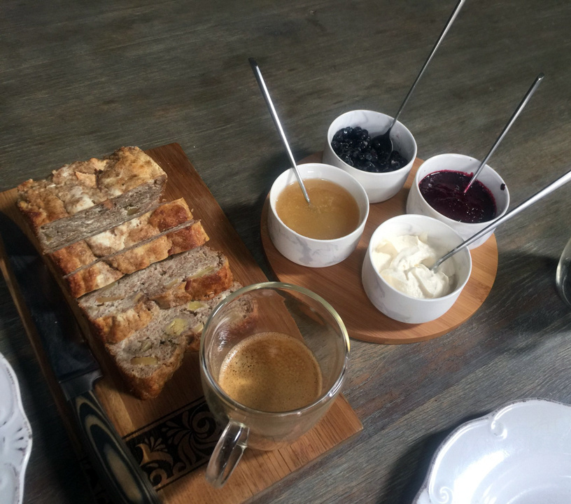 Нежный кекс с ореховой мукой и фруктами