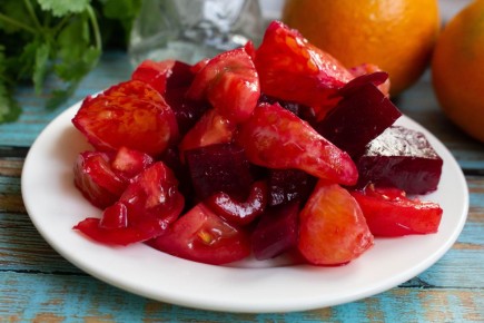 Яркий и полезный салат из свеклы с помидорами и мандаринами