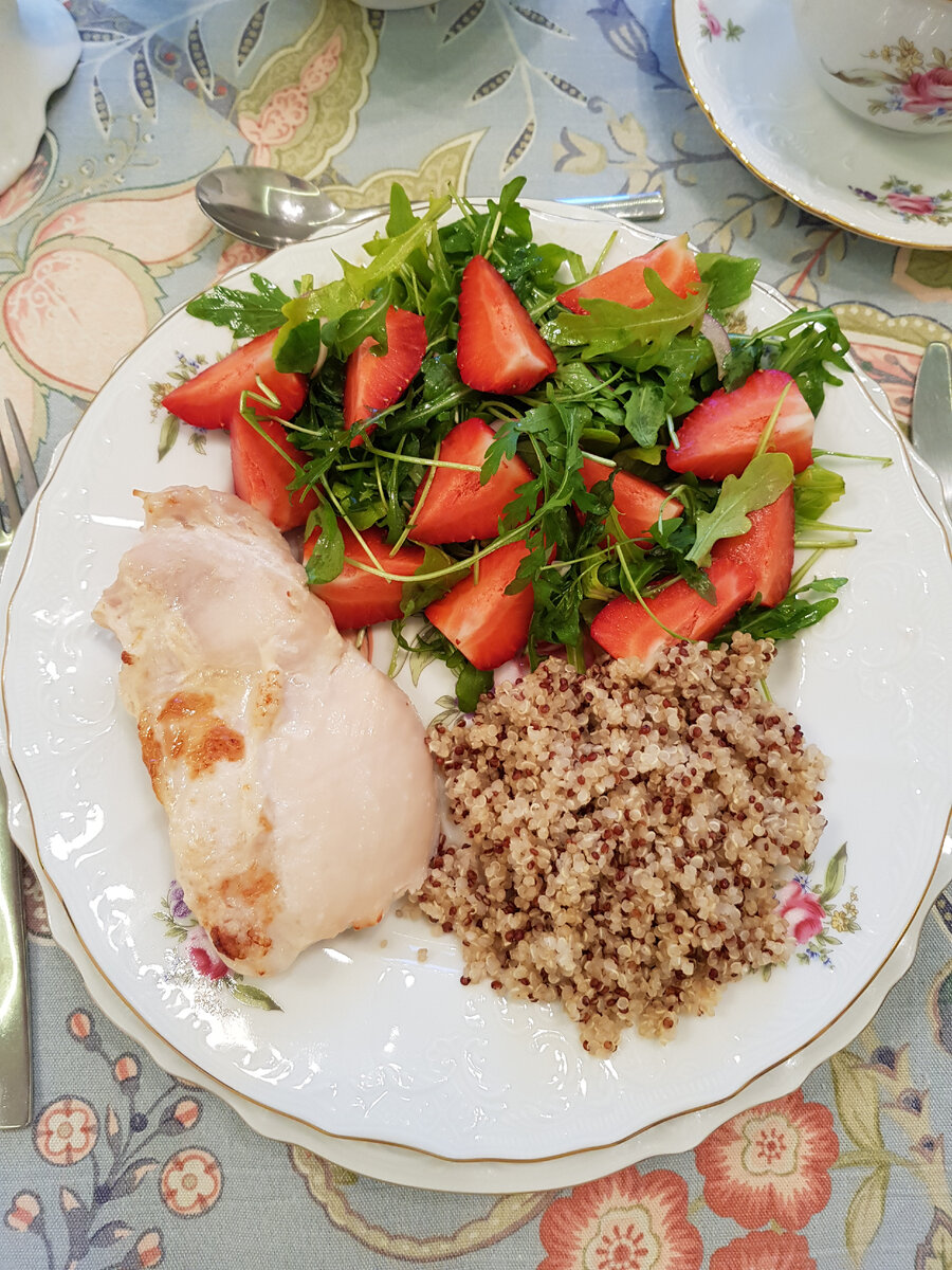 Нежный салат с клубникой и запечённой курицей