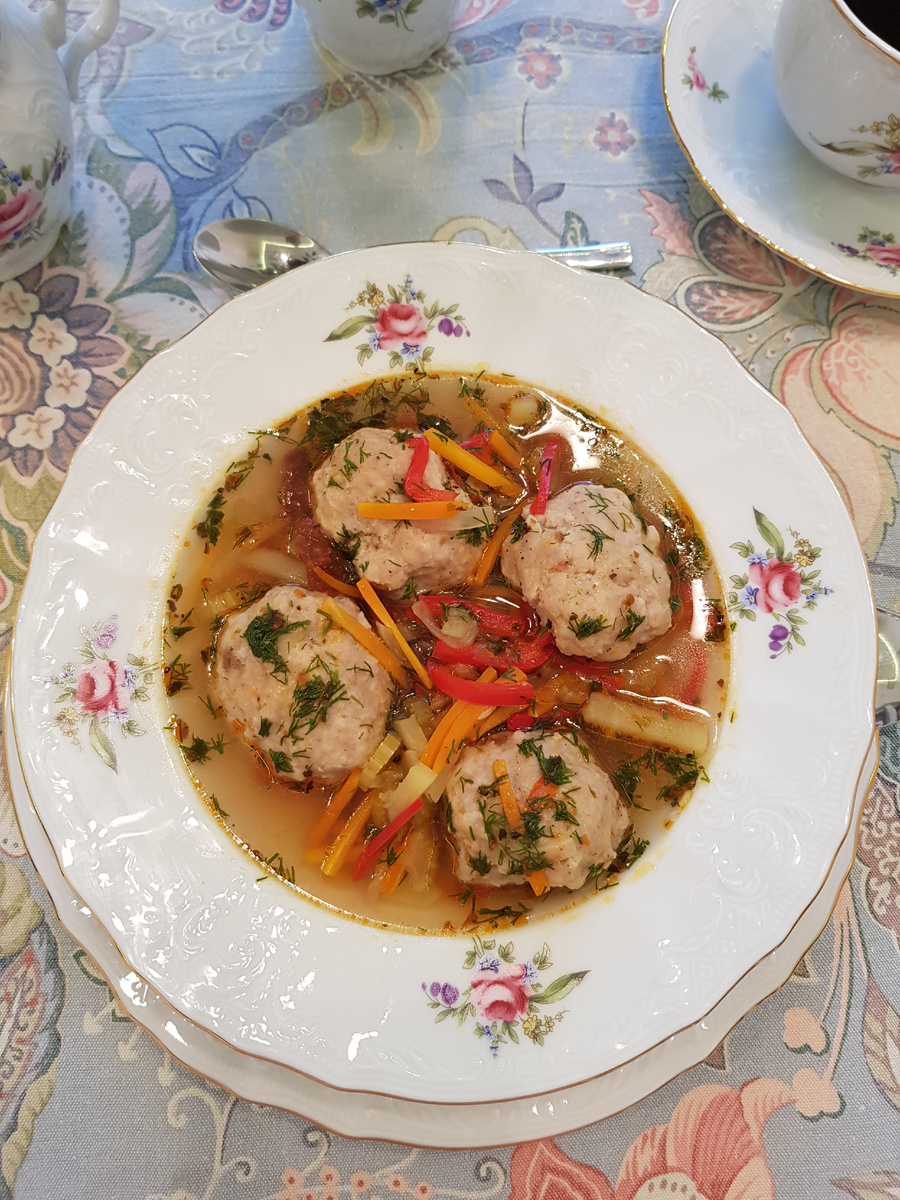 Согревающий суп с фрикадельками для уютного обеда