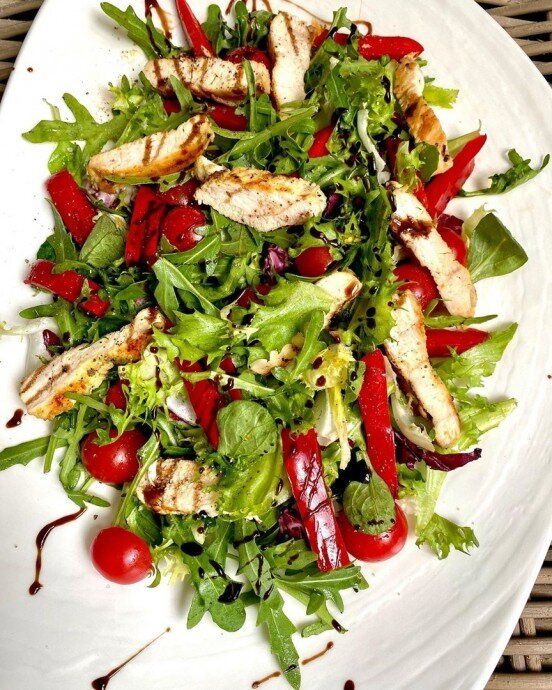 Сочный салат с курицей и овощами для настоящих гурманов