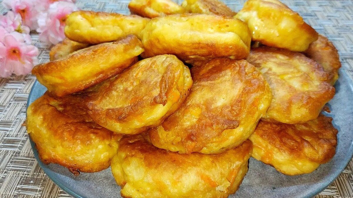 Завтрак на скорую руку: оладьи с морковью и яблоком за 15 минут