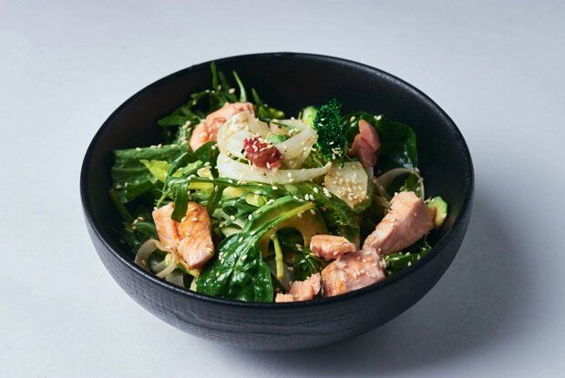 Летний салат с лососем: свежий взгляд на классический рецепт