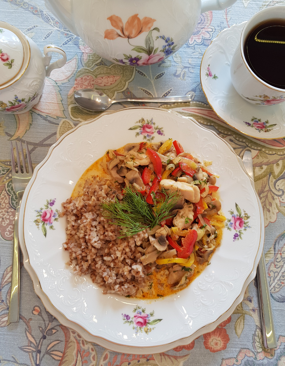 Курица с грибами и перцем: идеальное согревающее блюдо