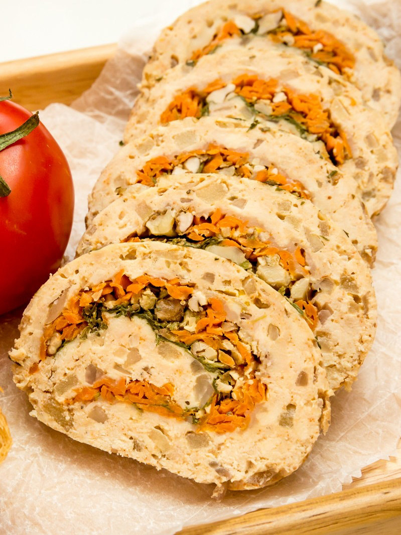 Нежный рулет с яблоком и пармезаном: новый взгляд на привычные ингредиенты