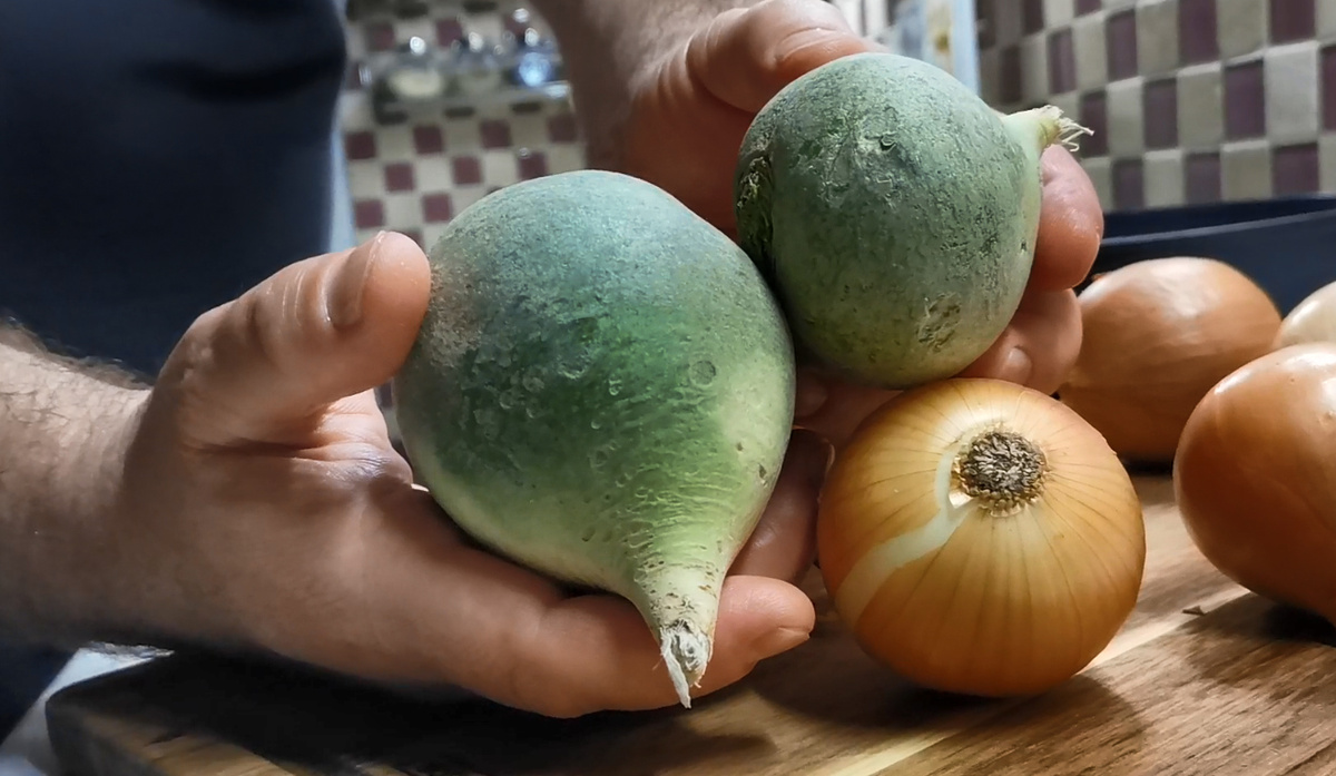 Праздничный салат с редькой, от которого не останется ни крошки