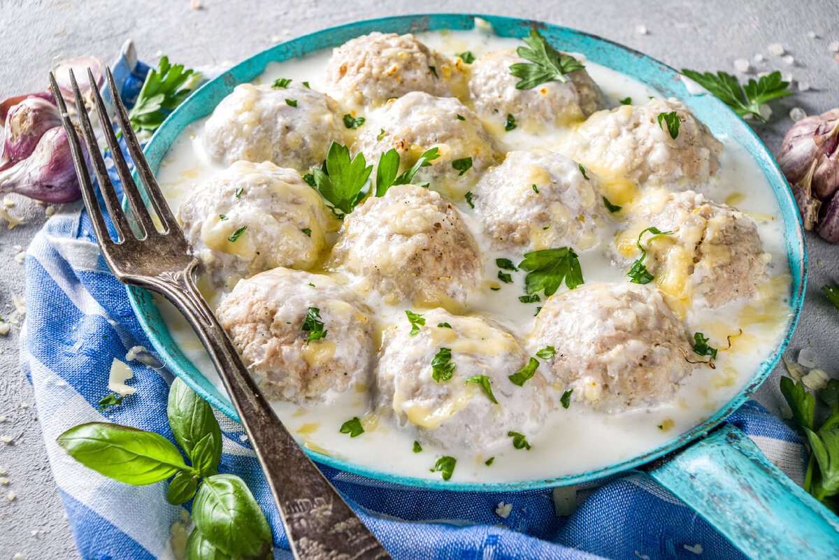 Нежные тефтели в сметанном соусе