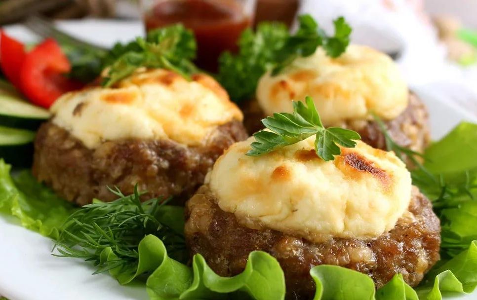 Мясные гнезда с грибами и сыром: быстро и очень вкусно