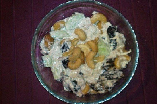 Новый взгляд на салат с курицей и черносливом