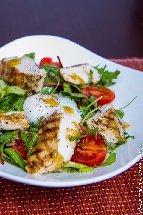 Теплый салат с курицей: гармония вкусов и текстур