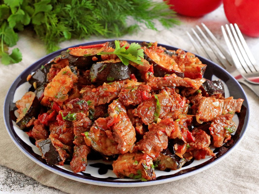 Как приготовить нежное мясо с румяными баклажанами: простой рецепт