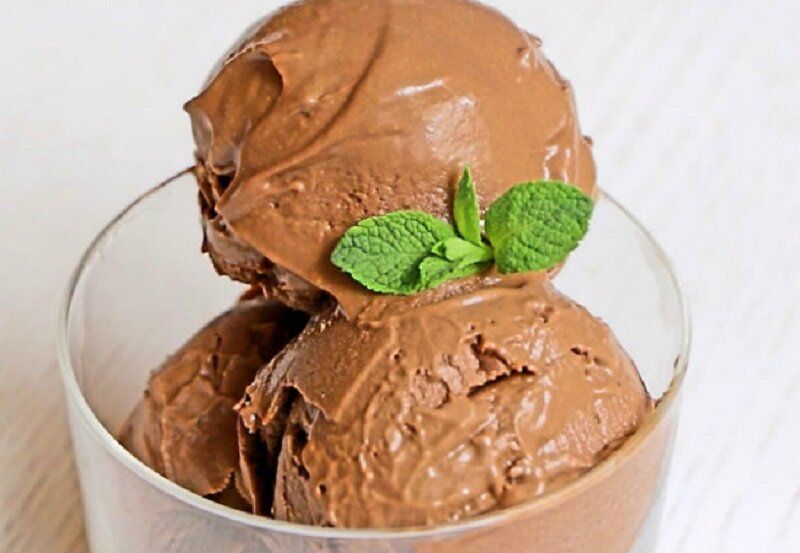 Летнее мороженое с бананами и шоколадом: без сливок и сахара