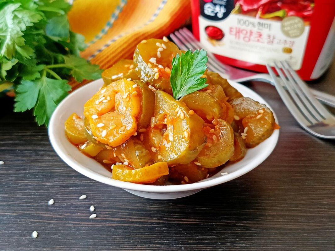 Острый салат из соленых огурцов: новая корейская закуска для любителей острого