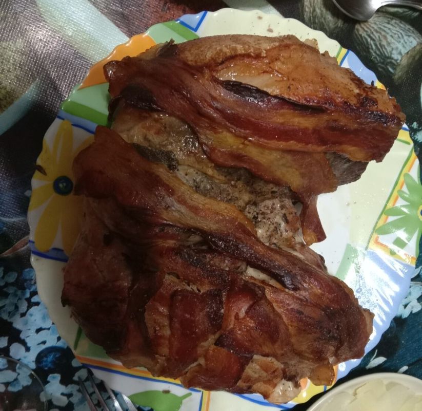 Как запечь свиной окорок в беконе с пряными травами и вдохнуть аромат старинных рецептов