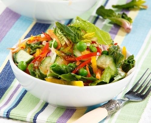 Весенний витаминный салат с изысканным чесночно-медовым соусом