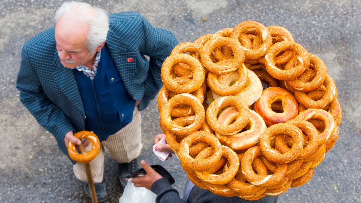 Тайна бублика в шляпе: что стоит за традиционным уличным лакомством Турции