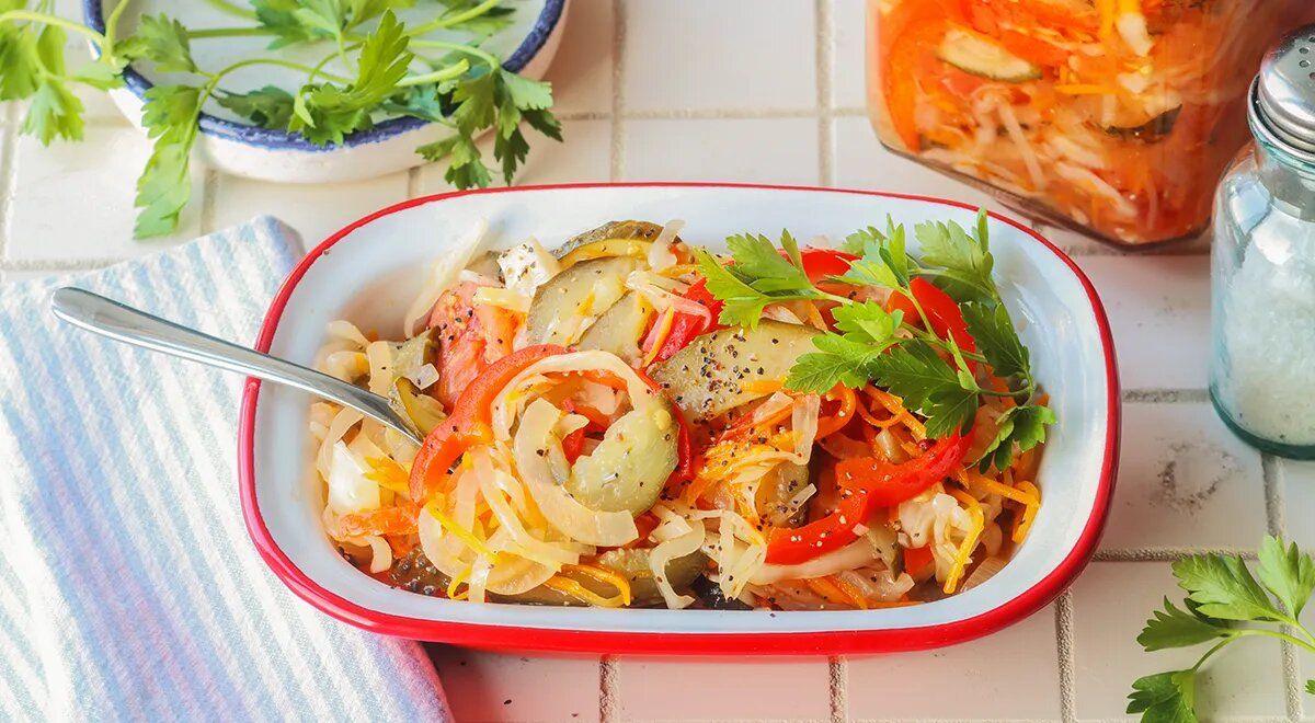 Вкусные заготовки на зиму: четыре салата с капустой, огурцом и помидорами