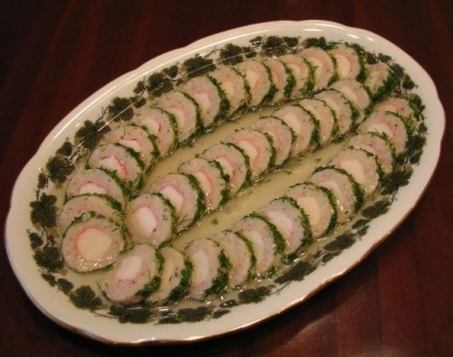 Вкусный рыбный рулет с крабовыми палочками: идеальный новогодний рецепт