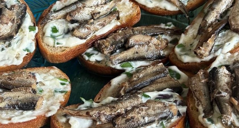 Новый взгляд на классические бутерброды со шпротами: три оригинальных рецепта