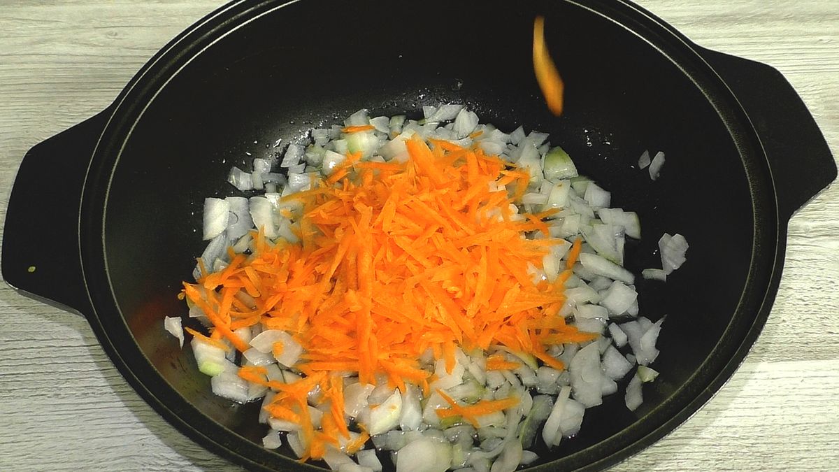 Сытный суп с капустой и пшеном