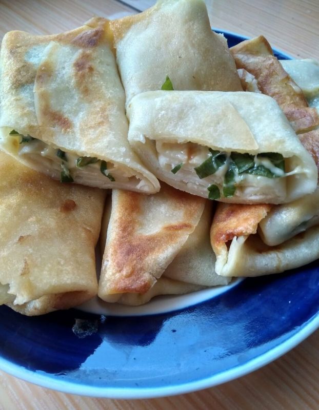 Вкусные блины с сыром и зеленью: идеальная закуска