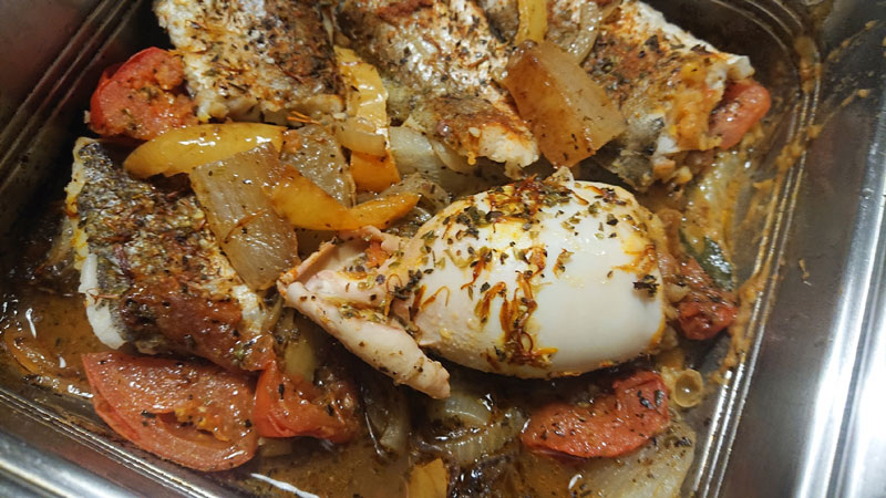 Вкусный морской дуэт: рыбка и кальмар на овощной подушке