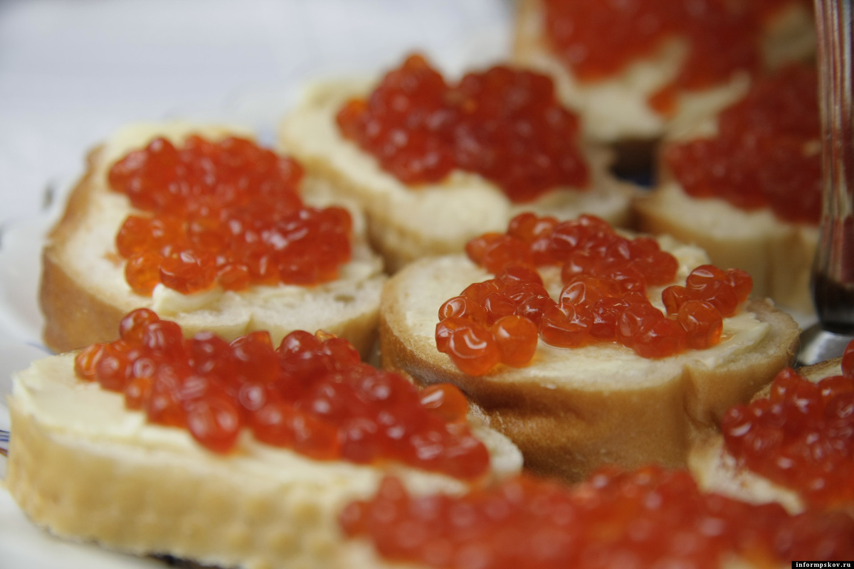 Сколько стоит приготовить бутерброд с икрой: неожиданные цены под новогодним светом