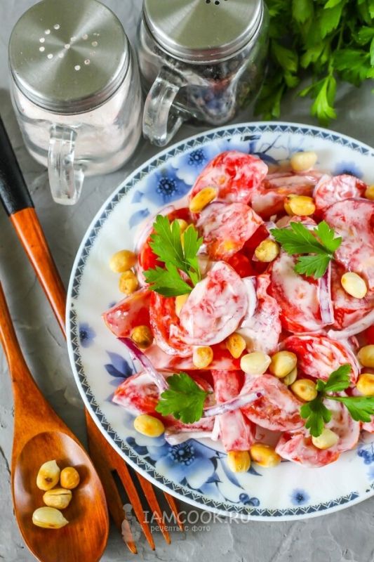 Легкий и вкусный салат из помидоров с арахисом, который стоит попробовать