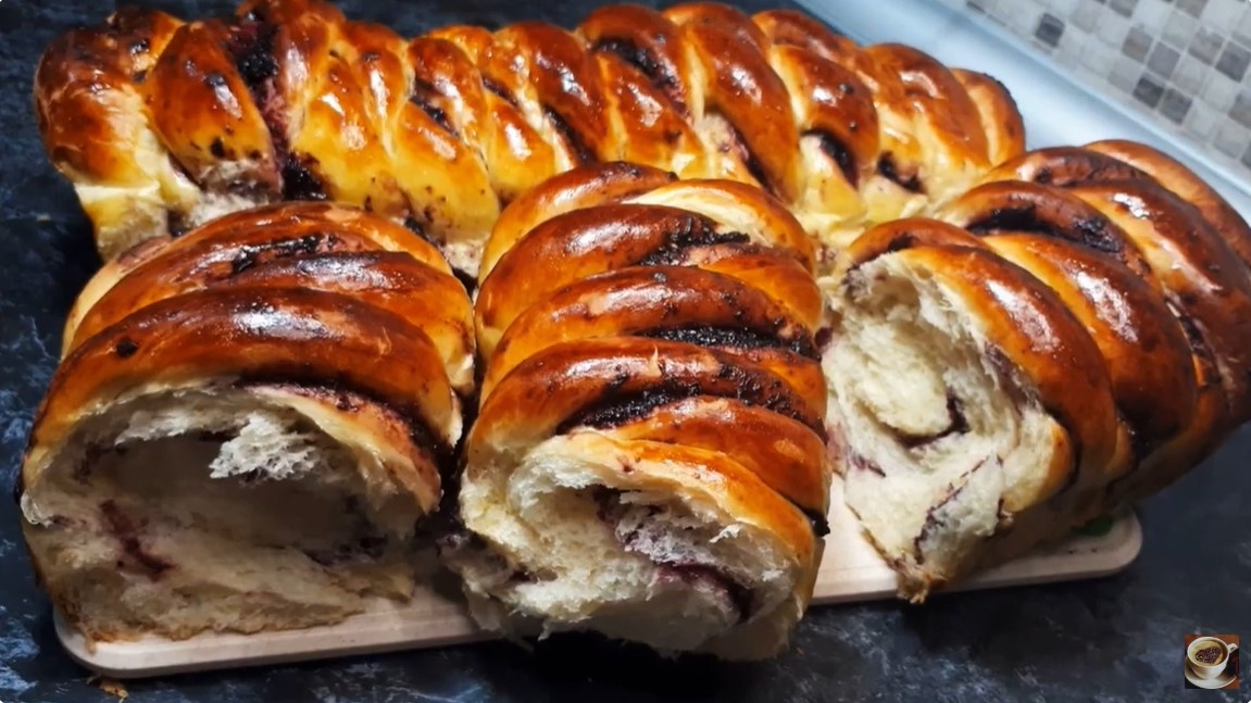 Вдохновение для Пасхи: легкая и воздушная выпечка из сдобного теста