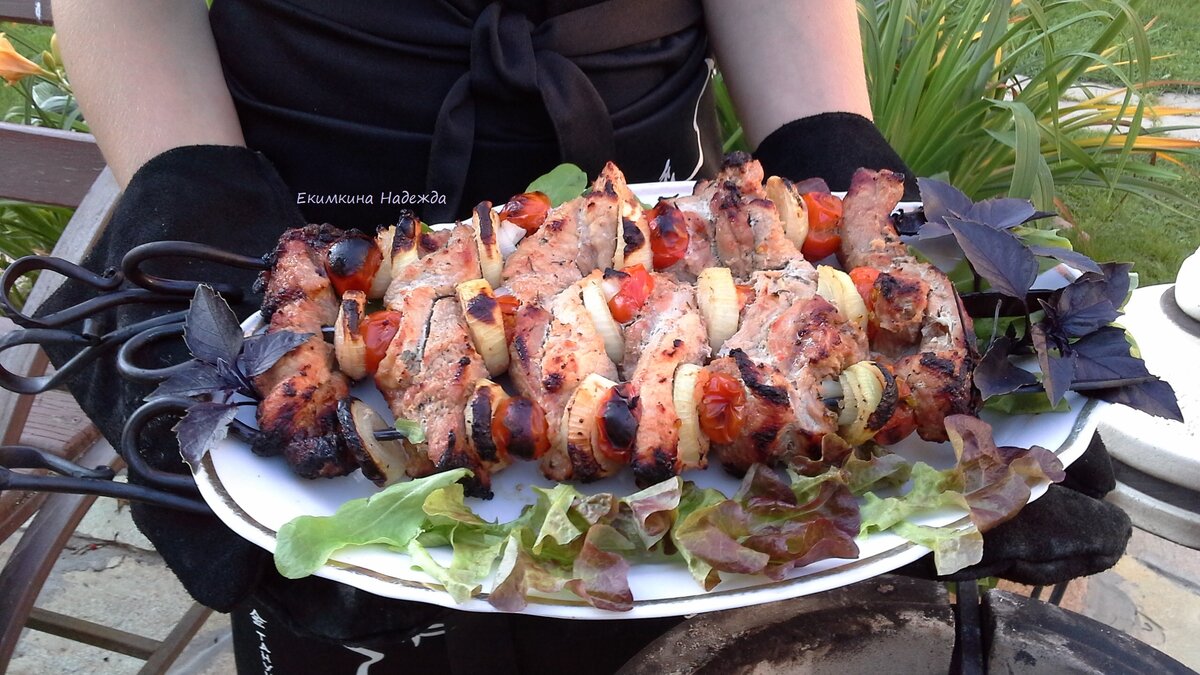 Необычные шашлыки: как приготовить мясо на трех шампурах в тандыре