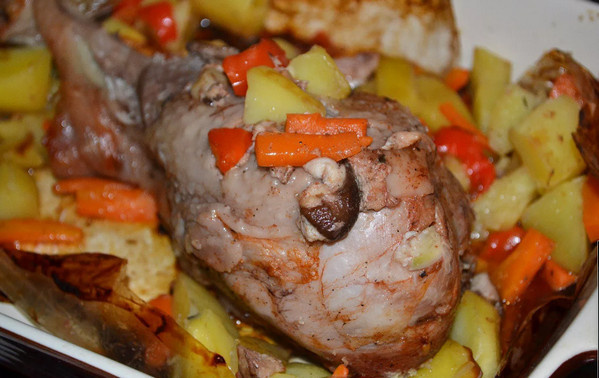 Сочный ужин: голени индейки с овощами в мультиварке