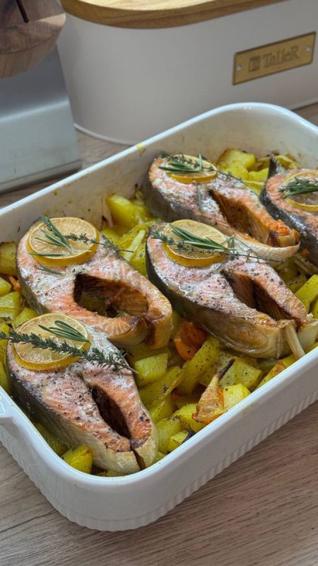 Как легко приготовить запечённую рыбу с овощами и ароматным соусом