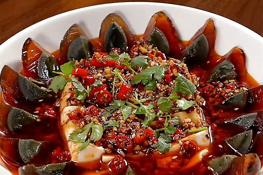 Необычная закуска: столетние яйца с тофу по нестандартному рецепту