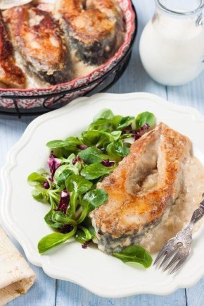 Нежный карп в молочно-луковом соусе: простой рецепт для гурманов