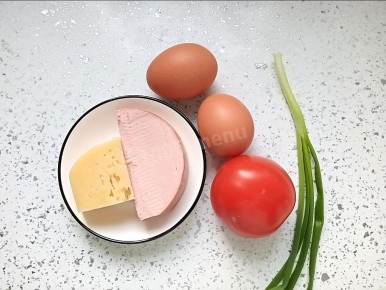 Необычный завтрак: яйца кокот с колбасой и сыром