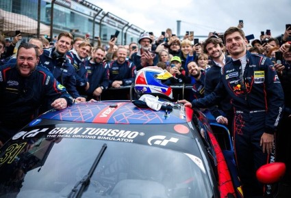 Легенды автогонок о триумфе Ферстаппена на "Нордшляйфе"