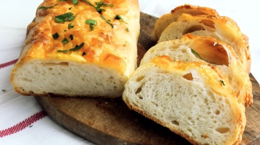 Нежные воздушные батоны с сырно-чесночной корочкой