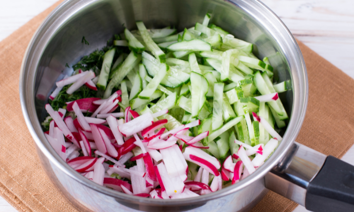 Три освежающих рецепта холодных супов для летней жары