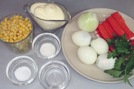 Вкусный салат с крабовыми палочками и кукурузой для любого случая