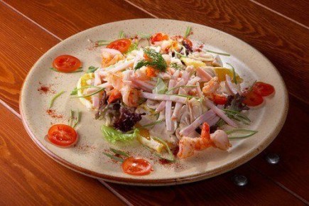 Неповторимый салат из кальмаров с ветчиной и грибами