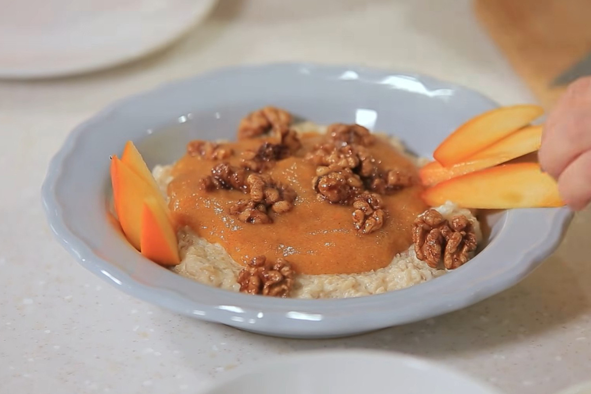 Утренний уют: как приготовить овсянку с хурмой и карамелизированными орехами