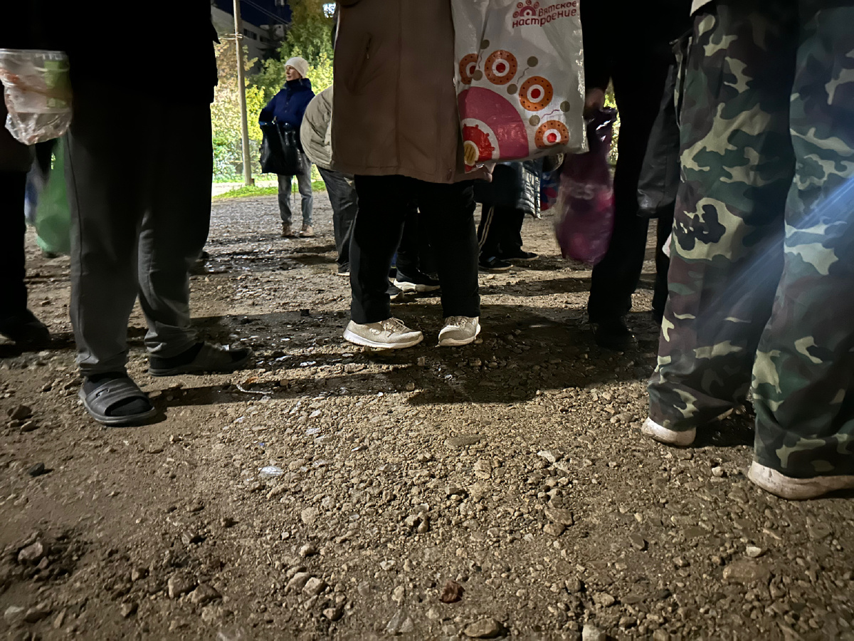 Благотворительная раздача еды: горячий ужин для нуждающихся