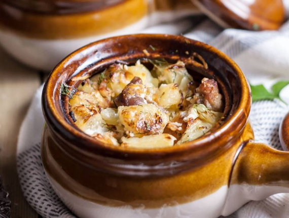 Курица с грибами в горшочке: уютный рецепт для настоящих гурманов