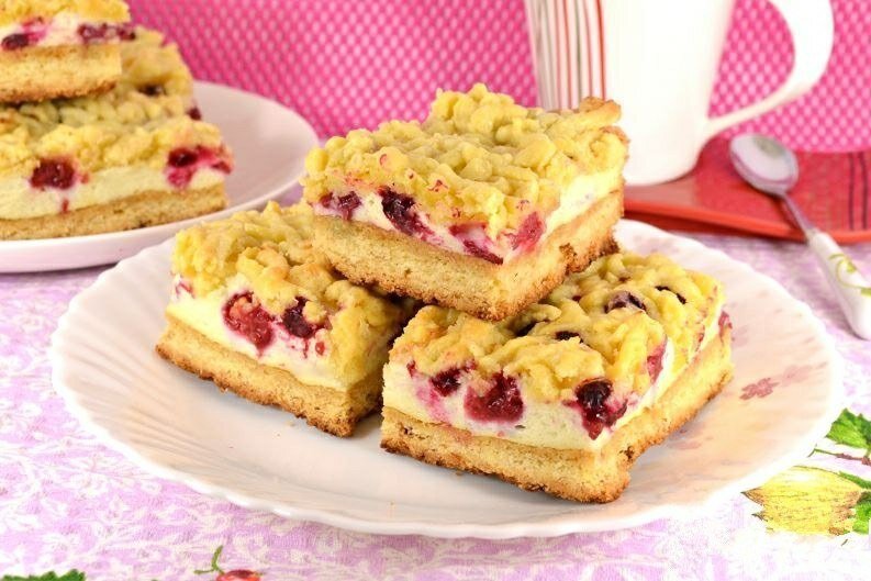 Как испечь идеальный песочный пирог с ягодами и меренгой