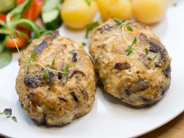 Сытные котлеты из куриного фарша с картошкой и грибами: идеальное решение для большой компании