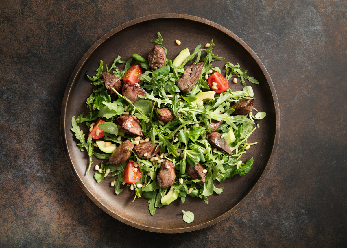 Три ярких салата с куриной печенью, которые нужно попробовать